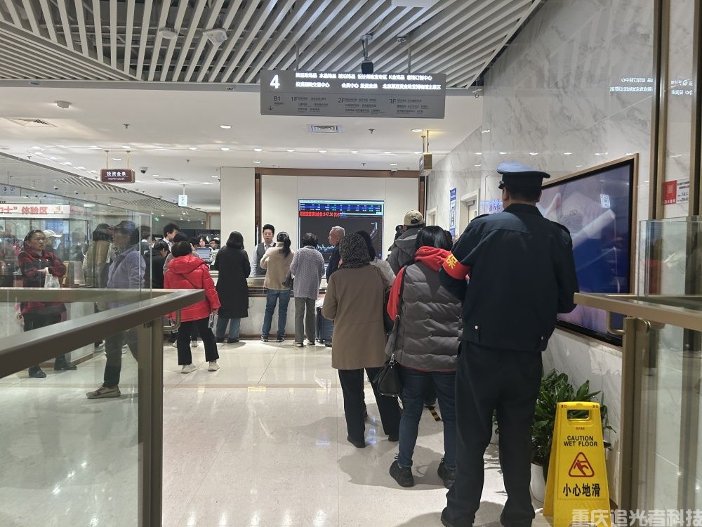 金價(jià)驚魂一夜后:“囤金大爺大媽”擠爆金店,拿下百克金條(2) 金價(jià)驚魂一夜后:“囤金大爺大媽”擠爆金店,拿下百克金條(2)